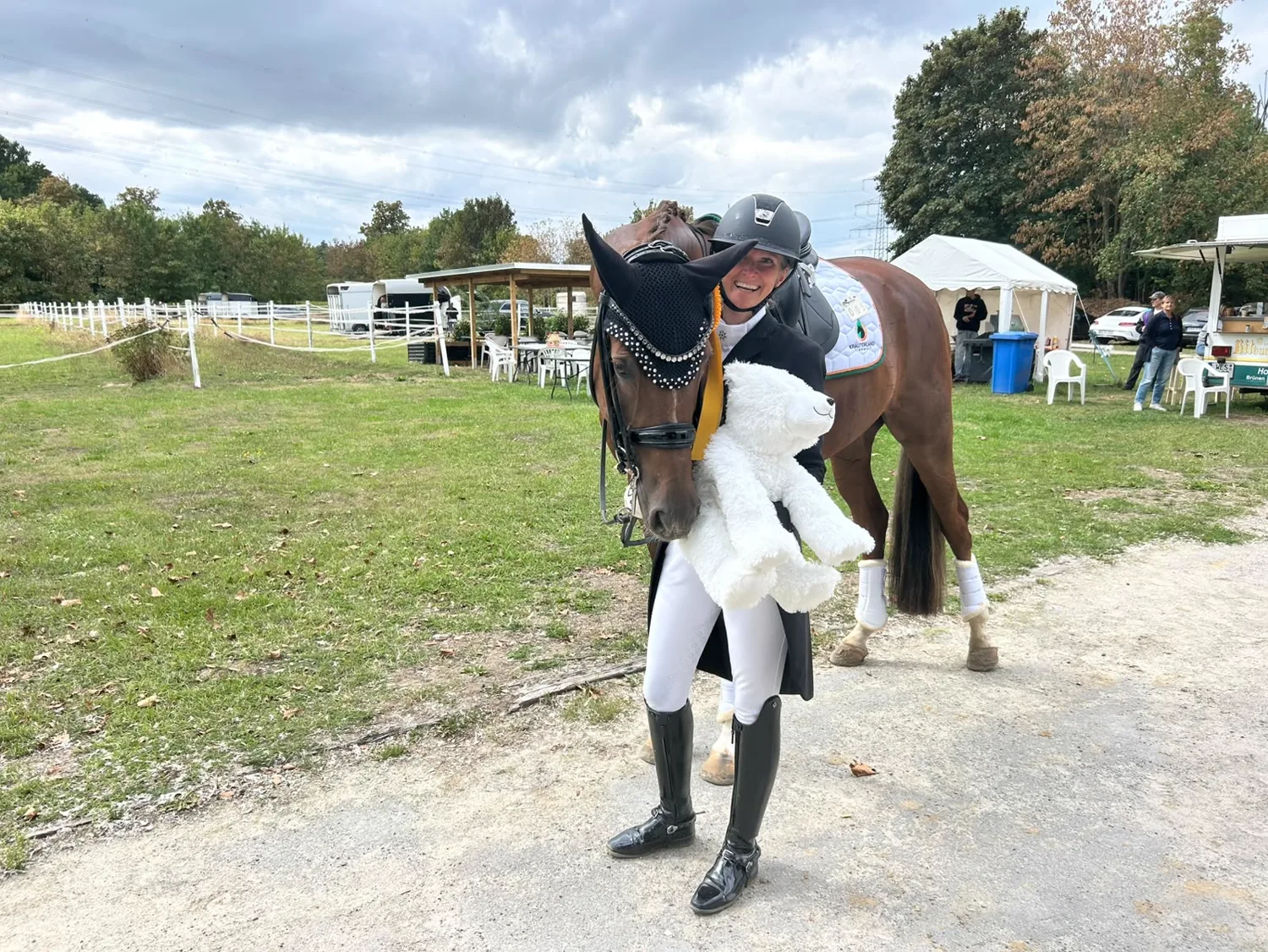 Reitsportzentrum Lichtenholz e. V. – Siegerin mit Pferd und Ehrenpreis